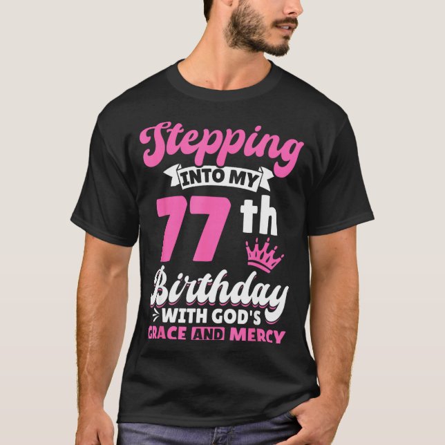 Camiseta Stepng Into My 77th Birthday With Gods Grace And M (Frente)