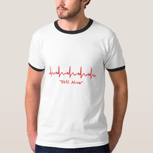 Camiseta Still Alive – Minimal Heartbeat Dark Humor Design (Frente)