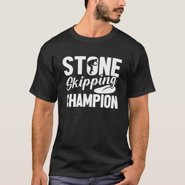 Camiseta Stone Skiping Champion Stone Flat Stone Ignorando  (Frente)