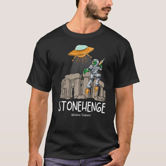 Camiseta Stonehenge England Souvenir Aliens & Molho Voador (Frente)