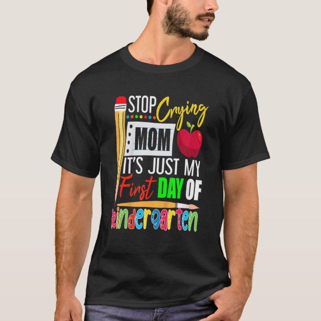 Camiseta Stop Crying Mom It's Just My First Day Of Kinderga (Frente)