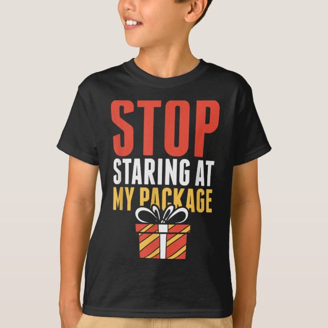 Camiseta Stop Staring At My Package Funny Christmas Shirt  (Frente)