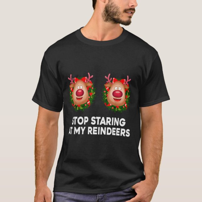 Camiseta Stop Staring At My Reindeers Ugly Gag Xmas Sweater (Frente)