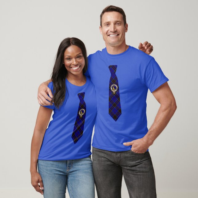 Camiseta Strachan Tartan Necktie T-Shirt w/Badge (Unissex)