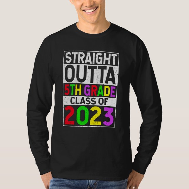 Camiseta Straight Outta 5th Grade 2023 Graduation Fifth Gra (Frente)