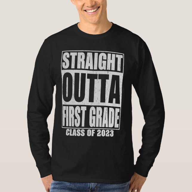 Camiseta Straight Outta First Grade Graduation 2023 1st Gra (Frente)