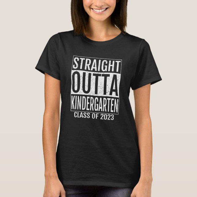 Camiseta Straight Outta Kindergarten Graduation 2023 Swea (Frente)