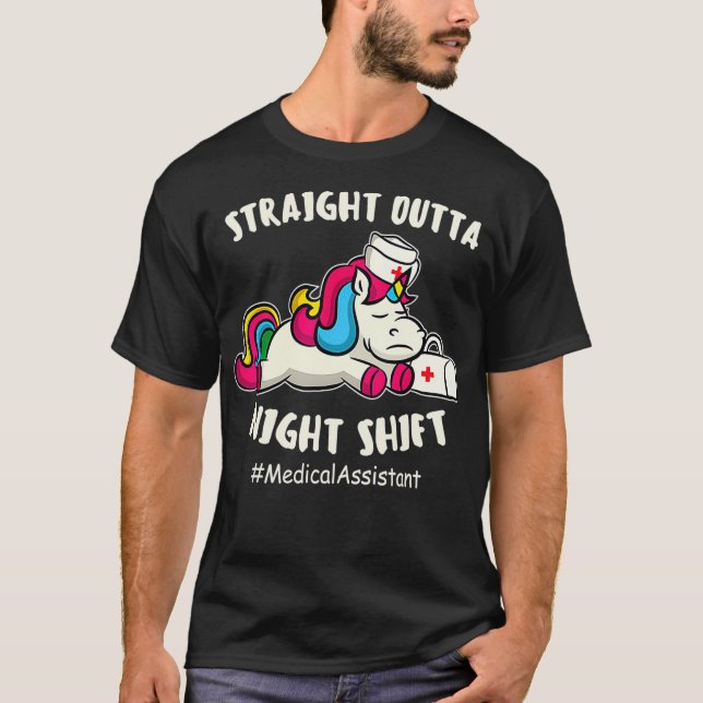 Camiseta Straight Outta Night Shift Medical Assistant Unico (Frente)