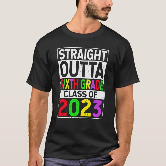 Camiseta Straight Outta Sixth Grade 2023 Graduation 6th Gra (Frente)