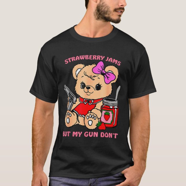 Camiseta Strawberry Jams But My Gun Don't Funny Teddy Bear  (Frente)