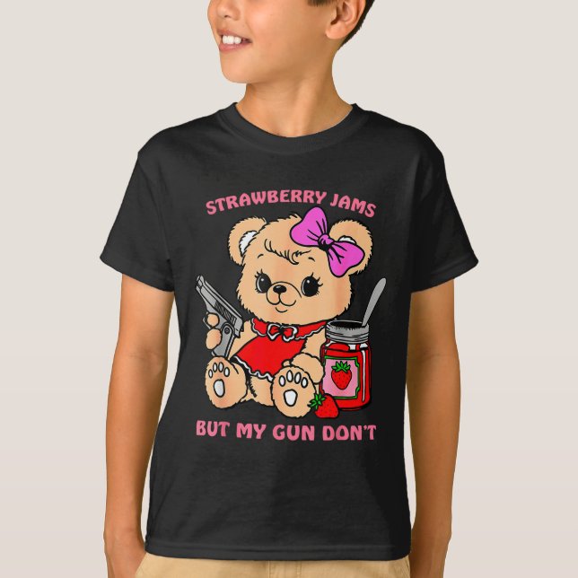 Camiseta Strawberry Jams But My Gun Don't Funny Teddy Bear  (Frente)