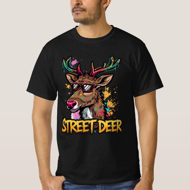 Camiseta Street Deer – Graffiti Reindeer Christmas Design (Frente)