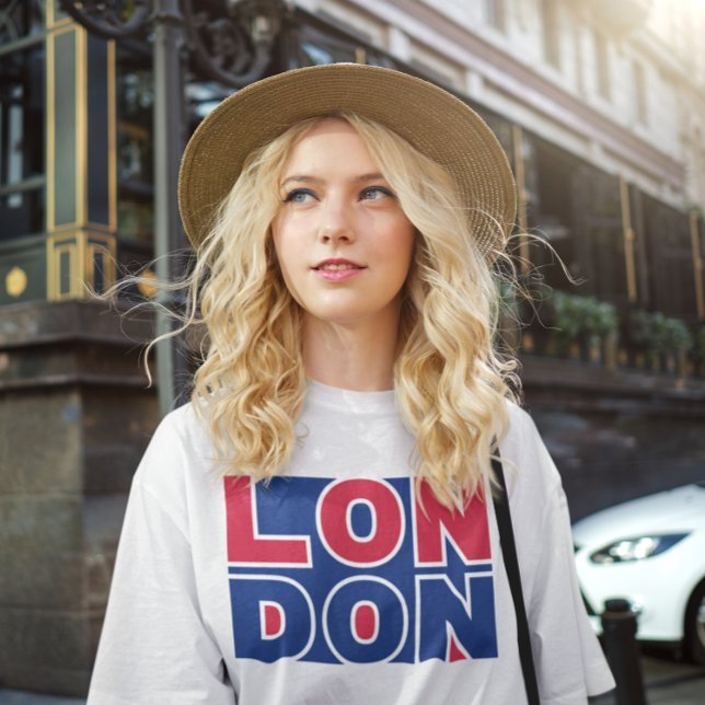Camiseta Street Style em Londres (Stylish women in London city)