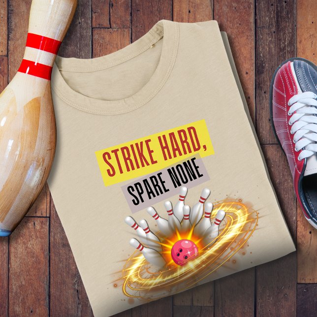 Camiseta Strike Hard, Spare None Bowling (Criador carregado)