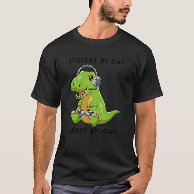 Camiseta Student By Day Gamer By Night Meme Rex Dinosaur (Frente)