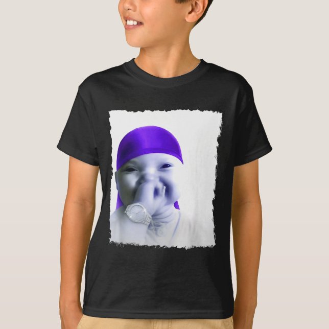 Camiseta Stylish Ai Baby Holding Back Laugh Gigging Meme  (Frente)