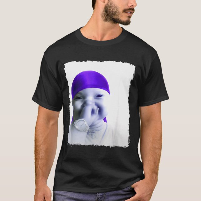 Camiseta Stylish Ai Baby Holding Back Laugh Gigging Meme  (Frente)