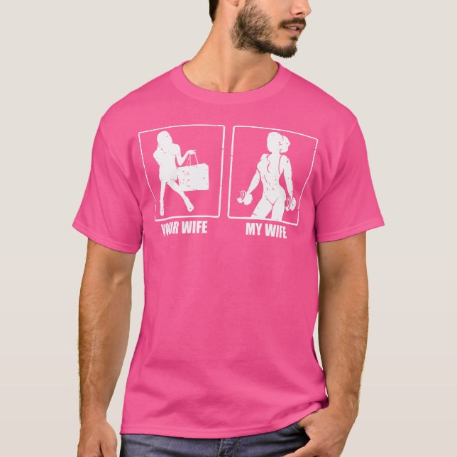 Camiseta Sua Esposa, Minha Esposa, Levantando Engraçado Diz (Frente)