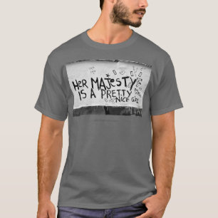 Camiseta Sua Majestade é um bonito grafite de menina.