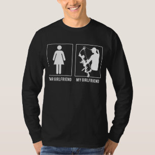 Camiseta Sua Namorada? Minha Namorada adora caçar! T-Sh