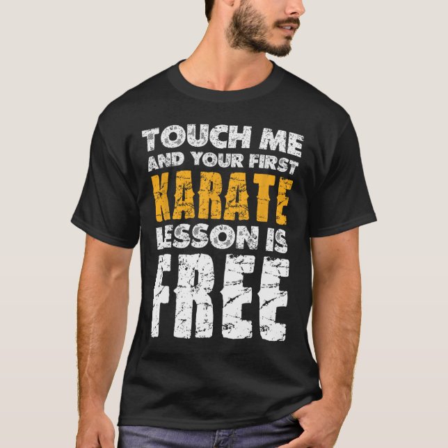 Camiseta Sua Primeira Lição de Karatê É Grátis  (Frente)
