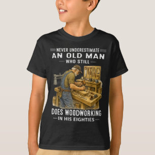Camiseta Subestimar um velho que faz marcenaria