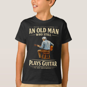 Camiseta Subestimar um velho que toca violão anos setenta