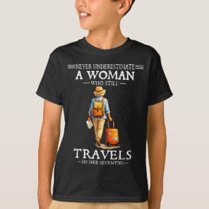Camiseta Subestimar uma mulher que viaja aos 70 anos