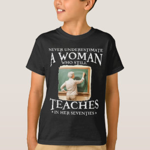 Camiseta Subestime mulher que ensina aos setenta anos