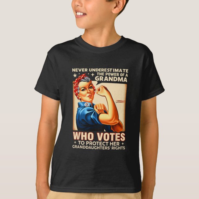 Camiseta Subestime O Poder De Uma Avó Que Vota (Frente)