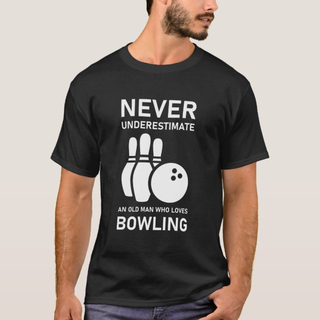 Camiseta Subestime Um Velho Que Adora Boliches (Frente)