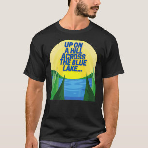 Camiseta Subindo em uma colina ao longo do lago azul