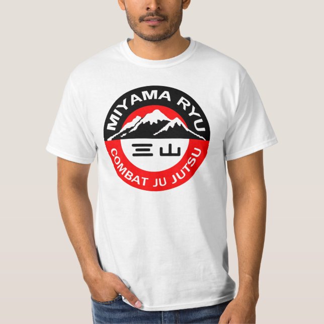 Camiseta Sue nas esteiras pretas & no logotipo vermelho (Frente)