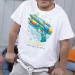 Camiseta Summer Boy Birthday Water Gun Batalha<br><div class="desc">Aniversário de criança de Festa de design de Canhão de Água. Clique no botão "personalizar mais" se quiser reorganizar e formatar o estilo e a posição do texto. Os produtos correspondentes podem ser encontrados na coleção de Batalha de Arma de Água.</div>
