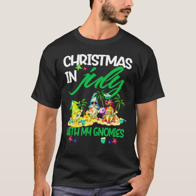 Camiseta Summer Vacation Gnomes Christmas In July With My G (Frente)