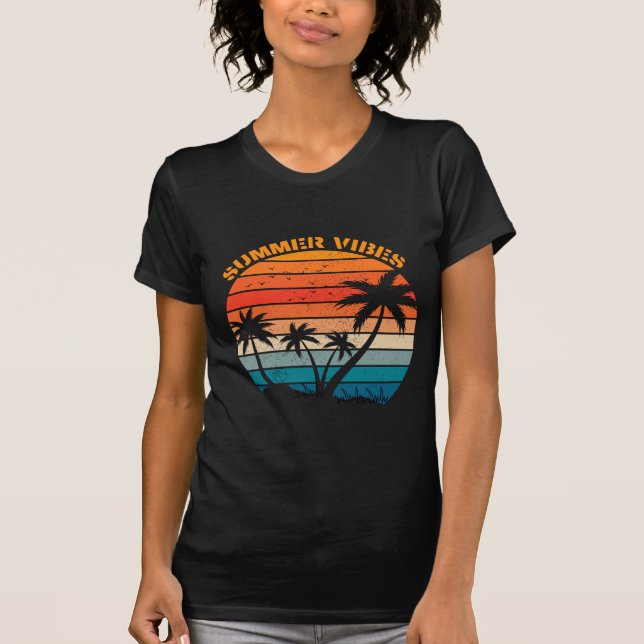 Camiseta Summer Vibes Retro Sunset Beach (Frente)