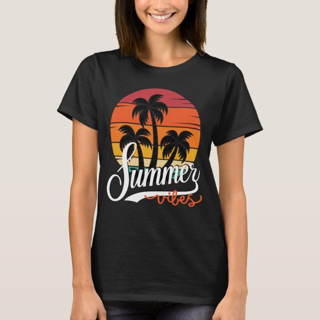 Camiseta Summer Vibes Retro Sunset e Palmeiras Mulheres (Frente)