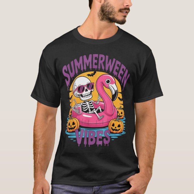Camiseta Summerween Vibes Skeleton Flamingo Spooky Hallowee (Frente)