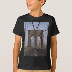 Camiseta Sun-elevação da ponte de Brooklyn NYC na Noite d