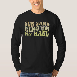 Camiseta Sun Sand Ring On My Hand Groovy Bachelorette Party