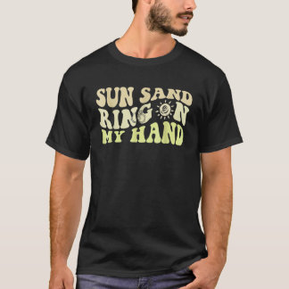 Camiseta Sun Sand Ring On My Hand Groovy Bachelorette Party
