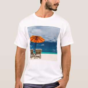 Camiseta Sun Umbrella na praia Sandy Maldivas