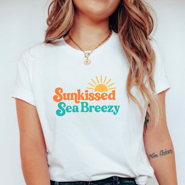Camiseta Sunkissed Sea Breezy; Retro Surf-Inspired  Summer  (Criador carregado)