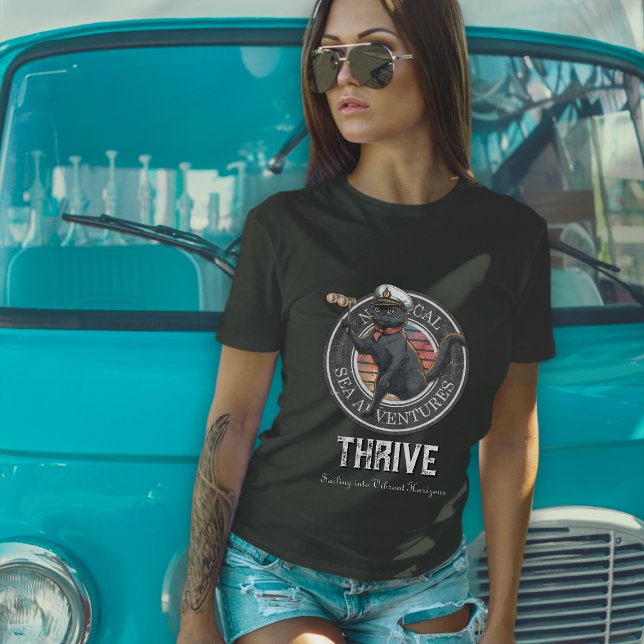 Camiseta Sunset de Gato Negro: Uma Viagem para Impulsionar  (Black Cat Sunset: A Voyage to THRIVE T-Shirt)
