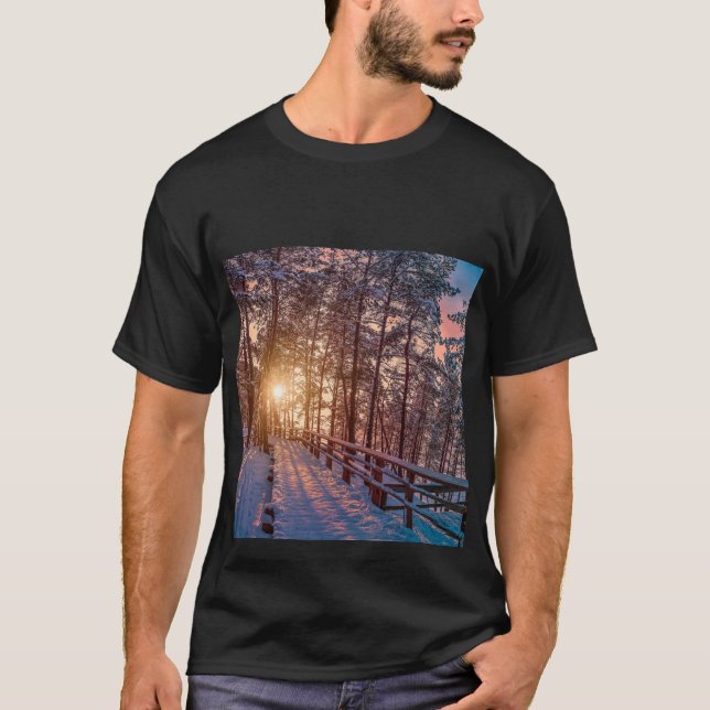 Camiseta Sunset na floresta de pinheiros com neve com raio  (Frente)
