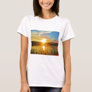 Camiseta Sunset no lago de montanha