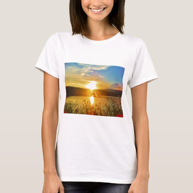 Camiseta Sunset no lago de montanha (Frente)