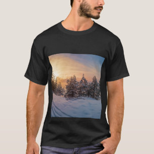 Camiseta Sunset sobre floresta de neve congelada perto do m