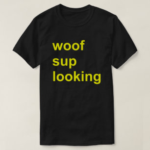Camiseta Sup do Woof que olha o partido alegre do circuito