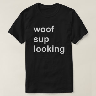Camiseta Sup do Woof que olha o partido alegre do circuito